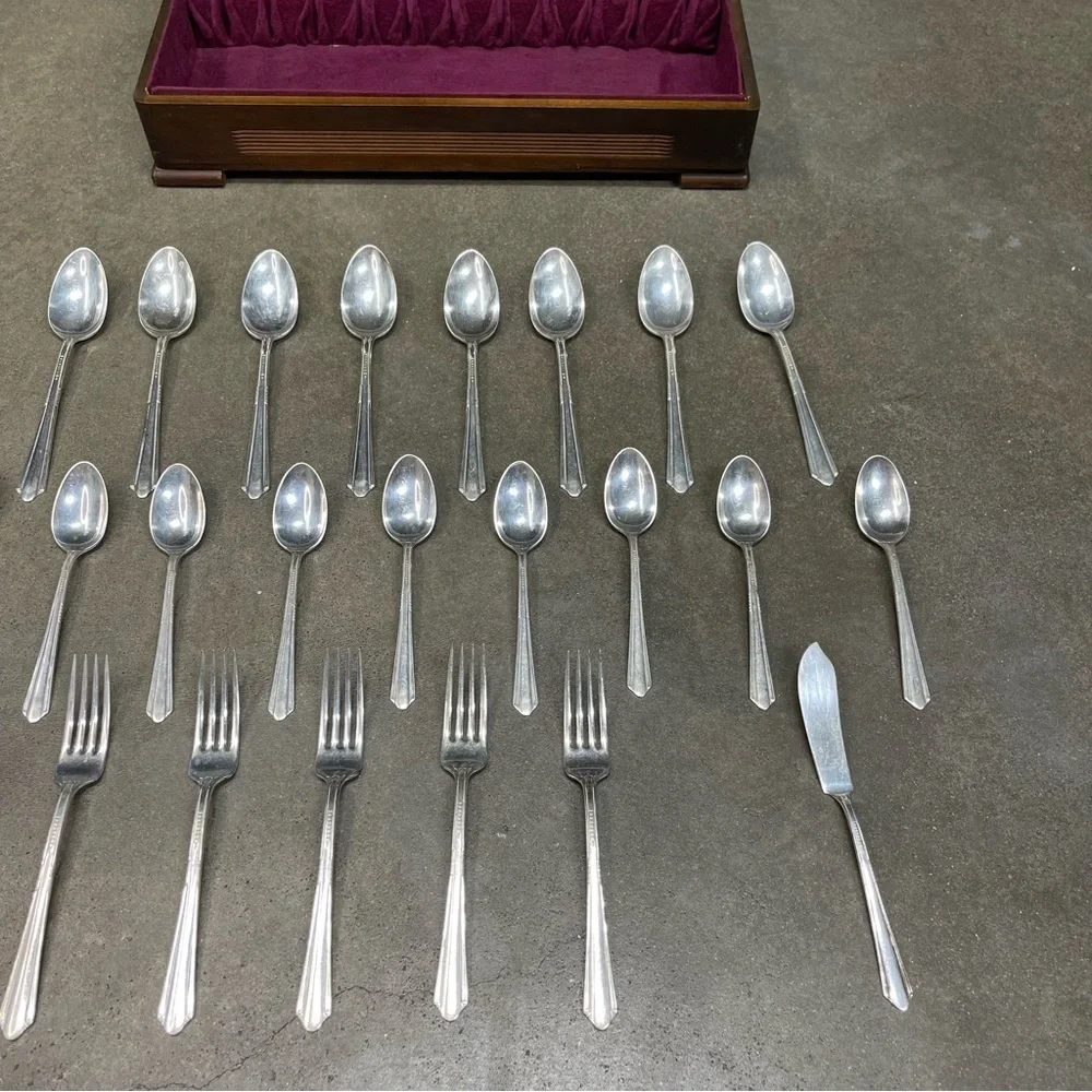 Vintage 1939 Holmes & Edwards Silverplate Flatware Set w Case Art Deco - Picture 4 of 11